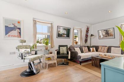 GuestReady - Artsy Penthouse in Heart of the City - image 9