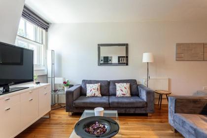 Holborn Flat with Green Views - image 10