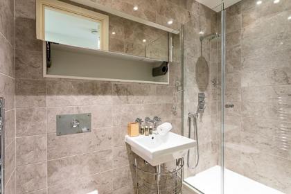 Holborn Flat with Green Views - image 15