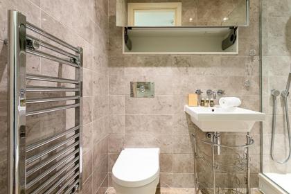 Holborn Flat with Green Views - image 16