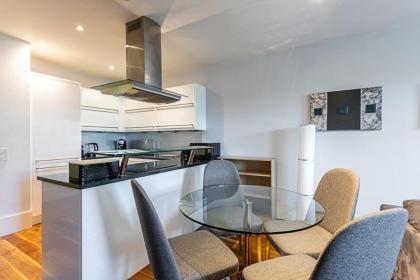 Holborn Flat with Green Views - image 4