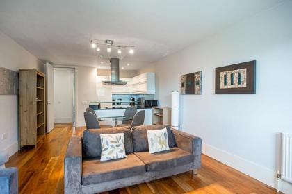 Holborn Flat with Green Views - image 9