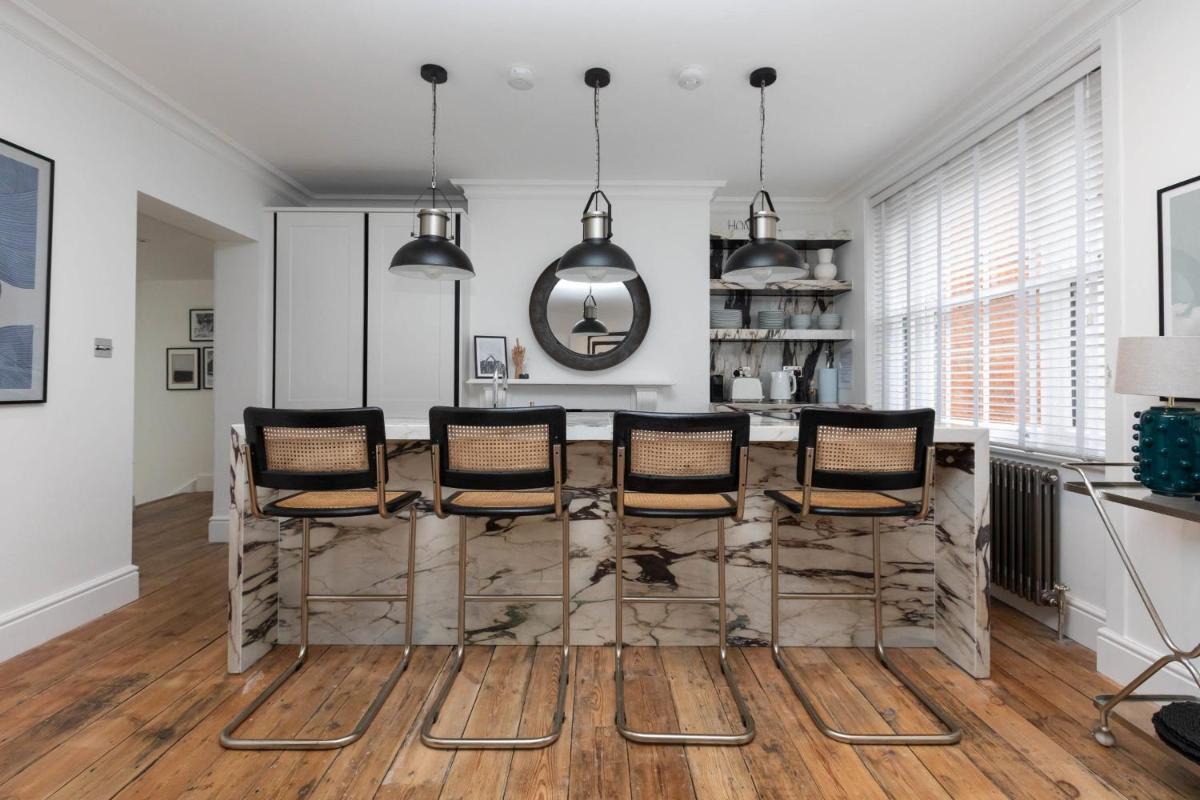 Stylish 2 Bedroom Apartment near Oxford Street - image 2