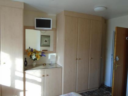 Edgware B&B - image 11