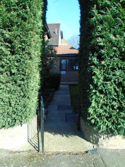 Edgware B&B - image 13