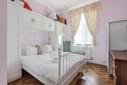 Charming one bedroom flat near Maida Vale by UnderTheDoormat - image 2