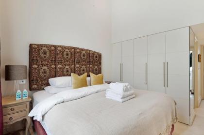 The Artists Hideaway-2 bed mezzanine in Paddington - image 3