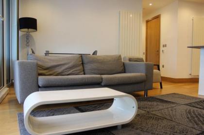 Luxury Canary Wharf Apartment (Panoramic Views) - image 11