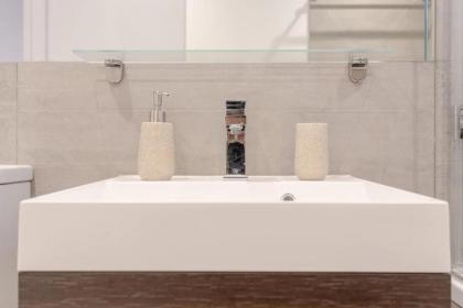Modern Flat in the Heart of West London - image 21