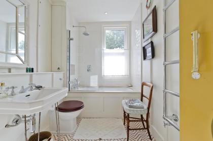 Delightful apartment in Brackenbury village near Hammersmith by UnderTheDoormat - image 24