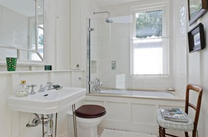 Delightful apartment in Brackenbury village near Hammersmith by UnderTheDoormat - image 26