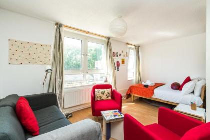 Bright Cosy Studio Close to Central London - image 10
