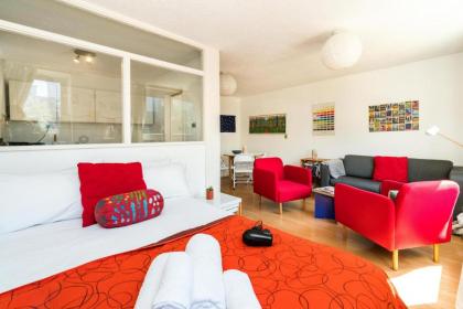 Bright Cosy Studio Close to Central London - image 11