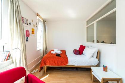 Bright Cosy Studio Close to Central London - image 12