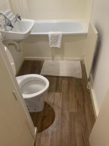 Bright Cosy Studio Close to Central London - image 13