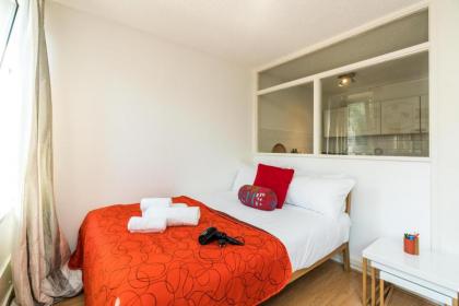 Bright Cosy Studio Close to Central London - image 2