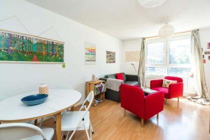 Bright Cosy Studio Close to Central London - image 3