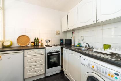 Bright Cosy Studio Close to Central London - image 5