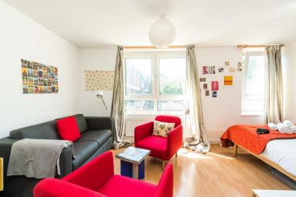 Bright Cosy Studio Close to Central London - image 6