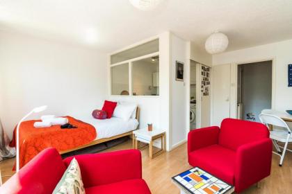 Bright Cosy Studio Close to Central London - image 7