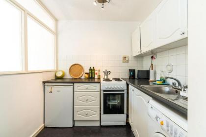 Bright Cosy Studio Close to Central London - image 8