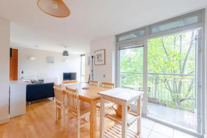 Spacious 2 Bedroom Apartment Near White City London