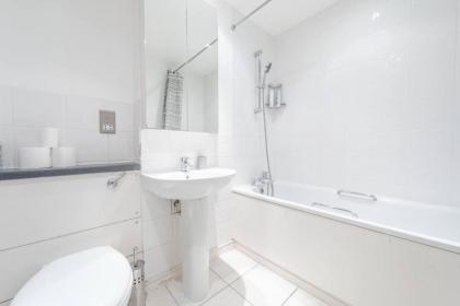 Spacious 2 Bedroom Apartment Near White City - image 29
