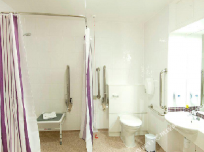 Premier Inn Heathrow Airport Terminal 5 - image 11