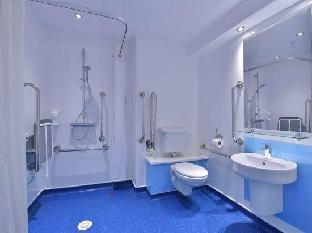 Travelodge London Excel Hotel - image 3