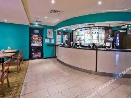 Premier Inn London Edgware - image 6