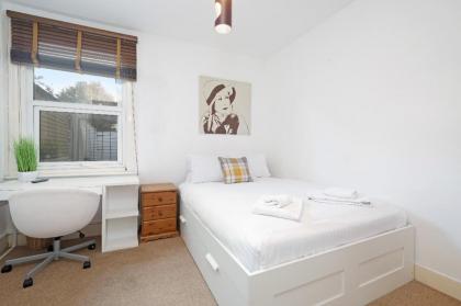 Characteristic 3 Bedroom House Fulham - image 26