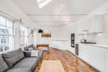 GuestReady - Modern Flat in Fulham - image 9