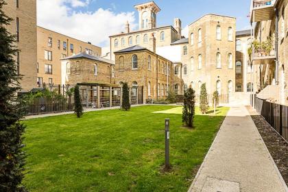 Contemporary Victorian Studio - image 17