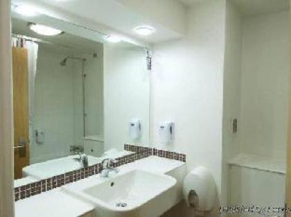 Premier Inn London Gatwick Airport East - image 2