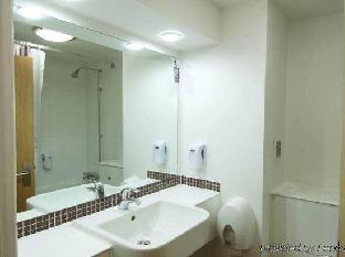 Premier Inn London Gatwick Airport East - image 2