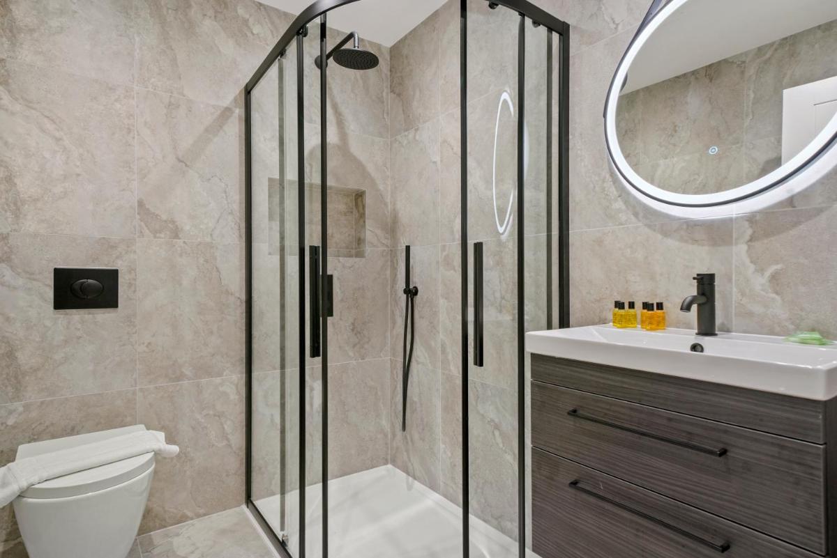 Executive 1 & 2 Bed Apartments in heart of London FREE WIFI by City Stay Aparts London - image 3