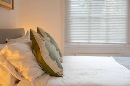 Beautiful Hampstead Home RH6 - image 10