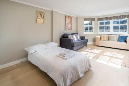 Bright 1 Bed Sleeps 4 Barons Court 7m to Tube London 