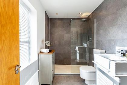 Elegant 3 bed apartment in Earls Court - image 18