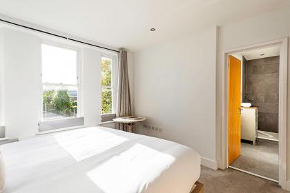 Elegant 3 bed apartment in Earls Court - image 19