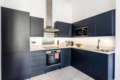 Elegant 3 bed apartment in Earls Court - image 2