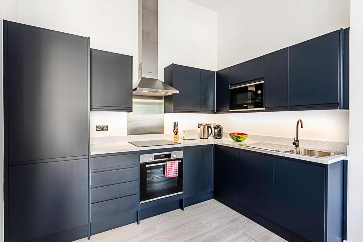 Elegant 3 bed apartment in Earls Court - image 2