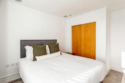 Elegant 3 bed apartment in Earls Court - image 5