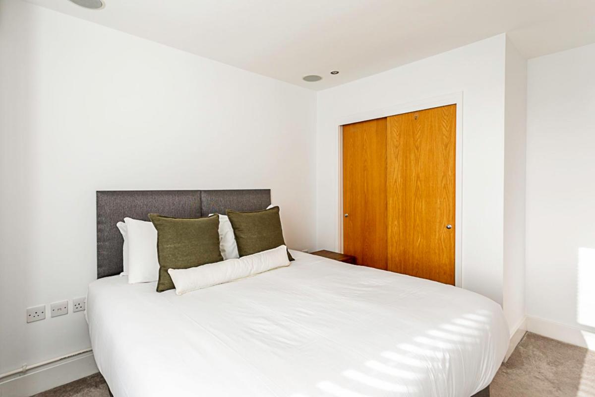 Elegant 3 bed apartment in Earls Court - image 5