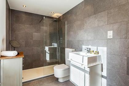 Elegant 3 bed apartment in Earls Court - image 7