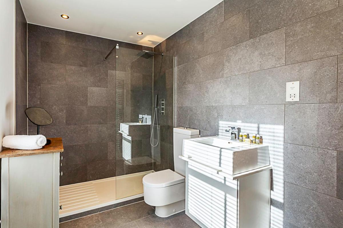 Elegant 3 bed apartment in Earls Court - image 7