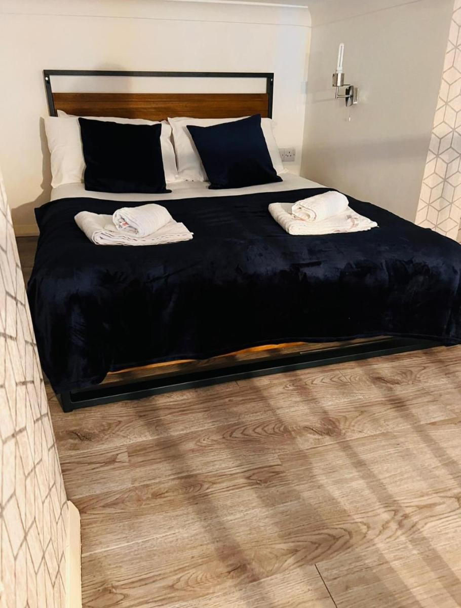 F10- Mezzanine 1st Floor Flat Fits 3 Near Paddington - main image