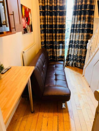 F10- Mezzanine 1st Floor Flat Fits 3 Near Paddington - image 2