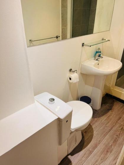 F10- Mezzanine 1st Floor Flat Fits 3 Near Paddington - image 3