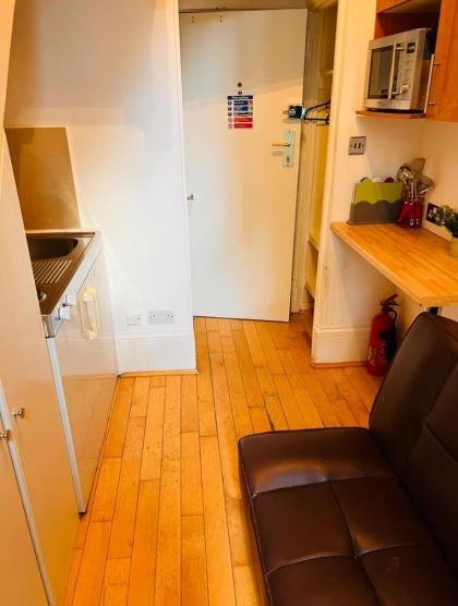 F10- Mezzanine 1st Floor Flat Fits 3 Near Paddington - image 4